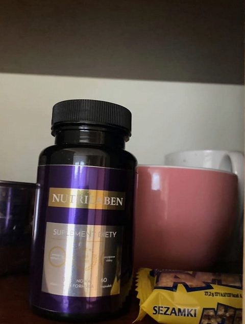 Nutrilaben w domowej szafce, obok codziennych produktów