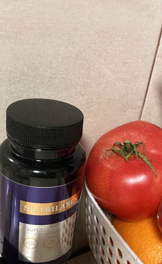 Nutrilaben w kuchni obok koszyka z warzywami